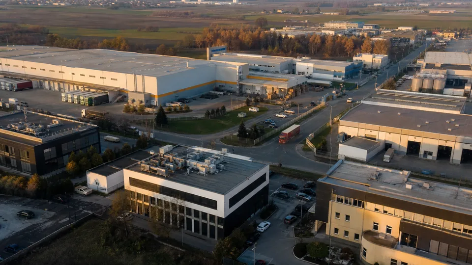 Biurowce i hale firm na obrzeżach polskiego miasta widziane z góry