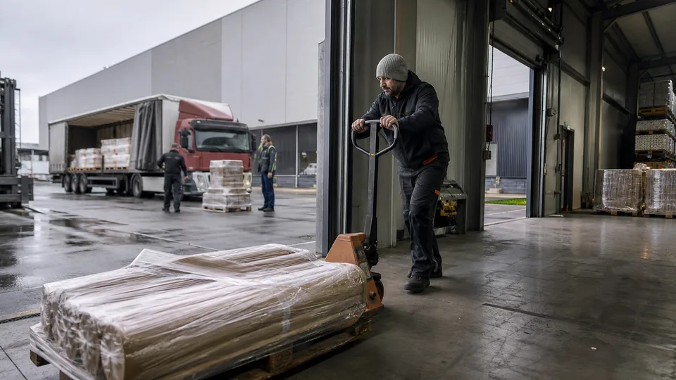 Strefa przemysłowa z halami produkcyjnymi na skraju miasta
